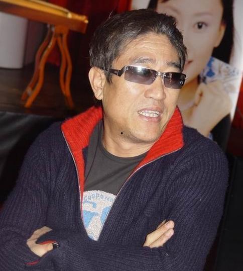 柯受良吃瓜看娱乐圈